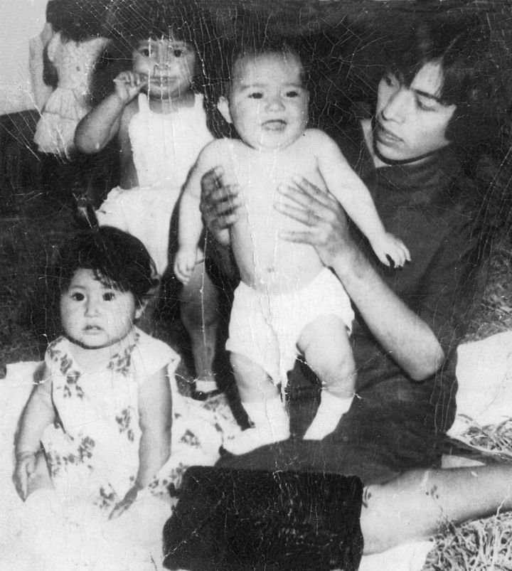 Sra. María Rivera Lira con sus hijos, Miguel Ángel y María Lugo Rivera (al fondo), y su sobrina, Juanita Aguilar Lugo.