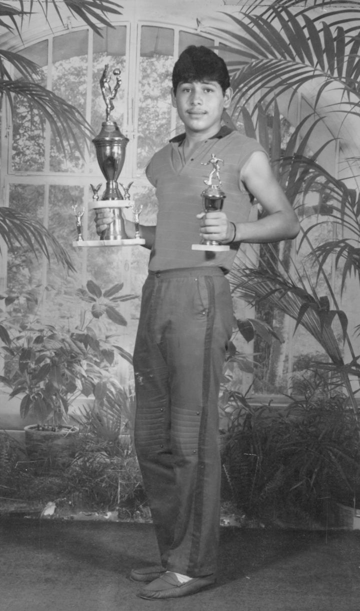 Ricardo Rivera Lara, conocido comisionista
lagunero, con trofeos ganados en
el futbol y basquetbol en los 80. Sus padres
son los señores: José Luis Rivera
Cháirez y Graciela Lara de Rivera.