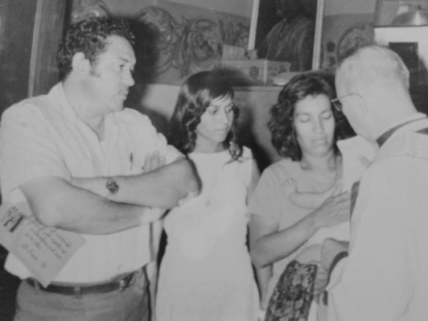 Bautizo de Alejandra García Aguilar en compañía de sus padres, Gonzalo y Antonia en 1972.