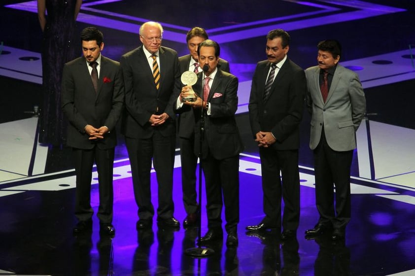 Los Tigres del Norte fueron distinguidos con la luna especial a trayectoria artística; además de que los llamados jefes de jefes también ofrecieron una probadita de lo que es su trabajo arriba del escenario.