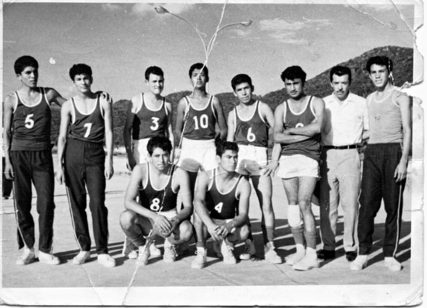 Equipo de basquetbol de la Esc. Normal de Santa Teresa, municipio de San Pedro,
Coah. Foto tomada en Mactumaza, Chiapas, en 1963. Conforman el equipo: Jesús
Montoya, José de los Santos, Manuel García, Ernesto Galaviz, Félix Villanueva, Juan
Escobedo (entrenador), Enrique Saucedo, Delfino Martínez (f) y Jorge Medina.