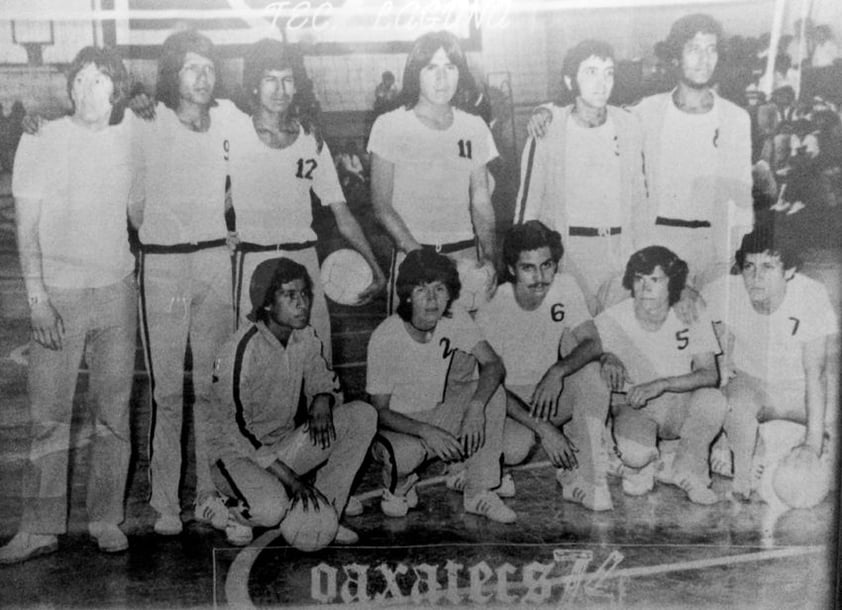 Equipo de volibol del Tec Laguna en Campeonato de Inter Tec´s en Oaxaca en 1974. Entrenador, Roberto Ríos Castro, Jerónimo Carreón, Ángel Espino, Pánfilo Valdivia, Gerardo Mora (f), Javier González, Marcela, Pichardo y Anastasio.