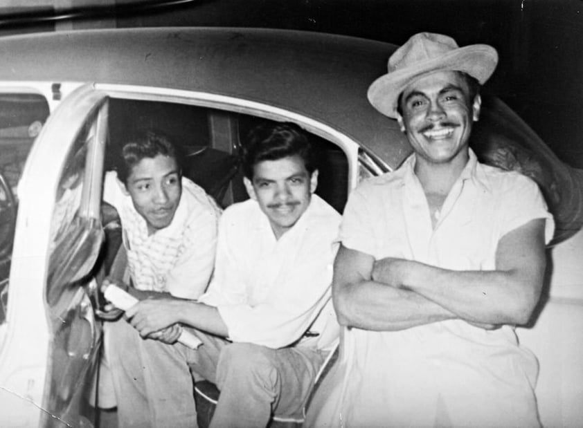 Apolinar López y Antonio Silva (interior del coche) y un amigo, captados el 9 de abril de 1955.