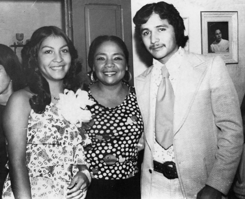 Boda civil de Leticia López y Romualdo Landeros el 25 de octubre de 1975; los acompaña la Sra. Ernestina López.