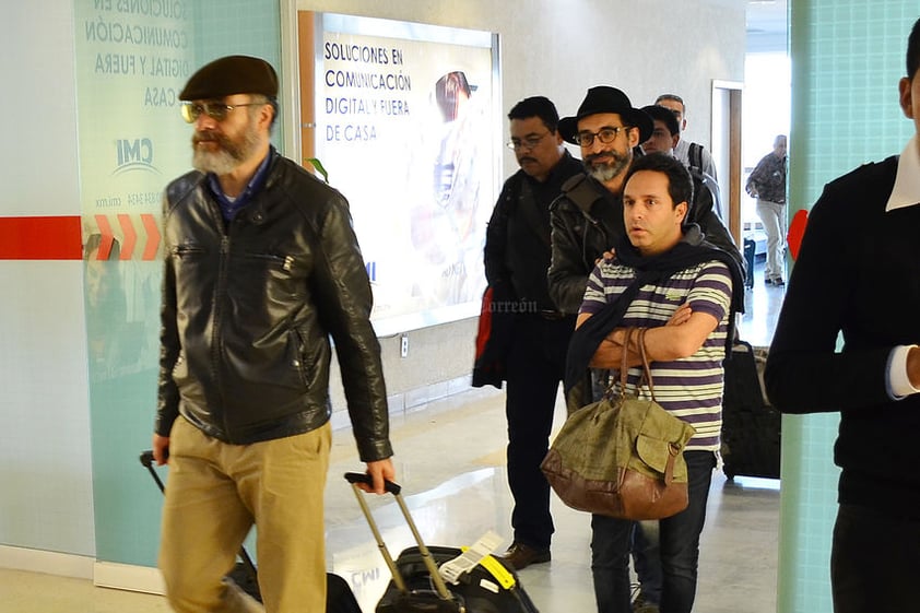 El mismo día, Bruno y Odiseo Bichir así como el actor Reynaldo Rossano arribaron al Aeropuerto Internacional de Torreón.