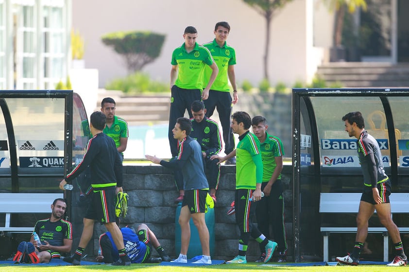 La obligación de la selección mexicana de futbol es la de jugar bien y derrotar a El Salvador porque es un mejor equipo, señaló el técnico colombiano Juan Carlos Osorio.