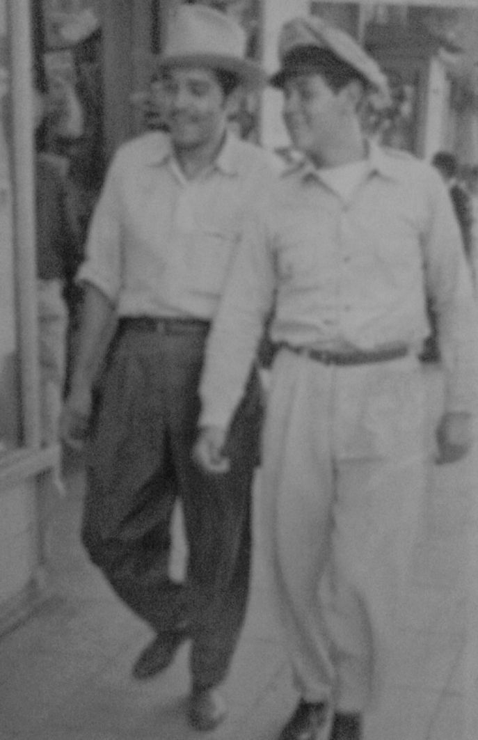 Gonzalo García y su amigo Don Basilio caminando por el Mercado Juárez en 1970.