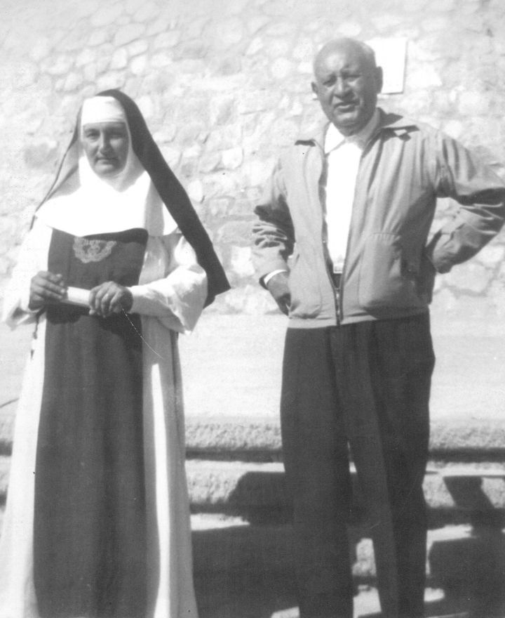 Profr. José Santos Valdés acompañando a la Madre Rafaela durante su gestión como director del Colegio Villa de Matel en la década de los 70.