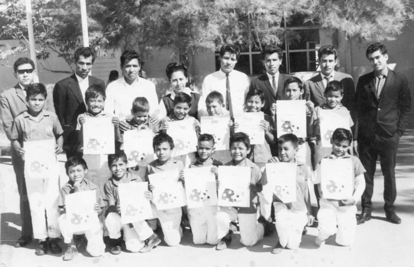 Egresados de la Escuela Normal de La Laguna Profr. Federico Hernández Mireles,
generación 1965 Bis. De izquierda a derecha: Antonio Borrego Reza, Jesús
Galván Gómez, Humberto Silos Villalobos, María Guadalupe Ramos, Gabriel Borroel,
Manuel Cortés Guzmán, Raúl Martínez Ibarra y Luis Ernesto Reyes.