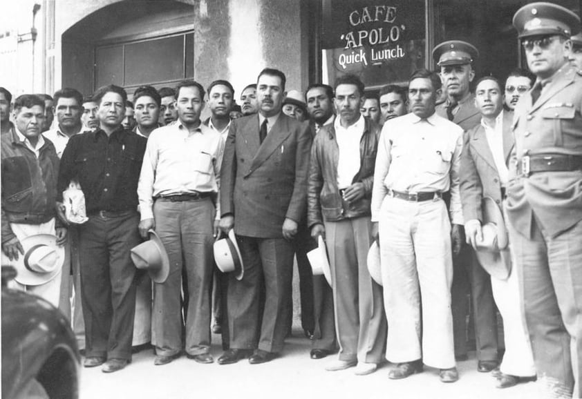 El Gral. Lázaro Cárdenas en una visita a la Región Lagunera en 1942 para conmemorar un aniversario más del Reparto Agrario. A su lado derecho, el dirigente Arturo Orona; a la derecha con sombrero zacatecano, el Ing. Luis Saucedo
Merino, y atrás de él, se encuentra el Sr. Braulio Fernández Aguirre.