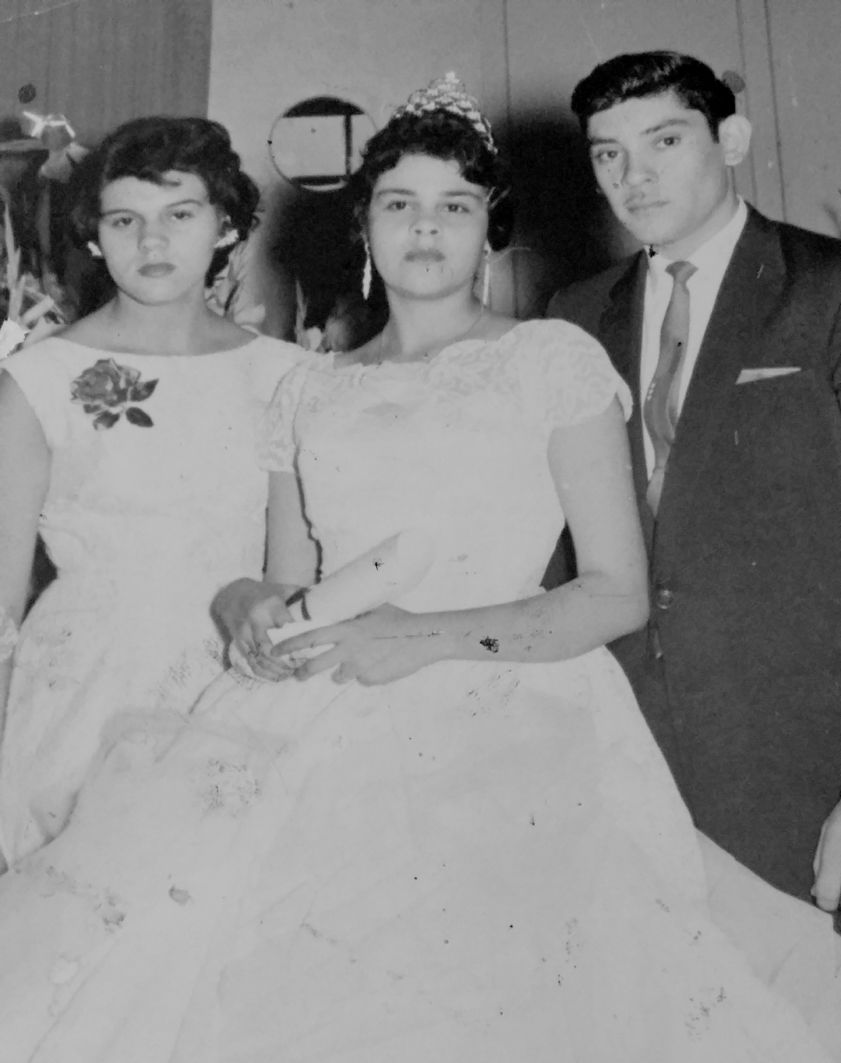 Srita. Antonia Delgado en su graduación de contador en 1959 con sus padrinos, Ruth Rodríguez y Alberto González.