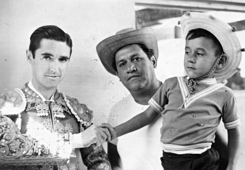 Matador de toros Joaquín Bernado saludando al niño Martín Álvarez Rangel, quien está acompañado de su papa, el Sr. Rodolfo Álvarez. Fotografía del 16 de septiembre de 1969.