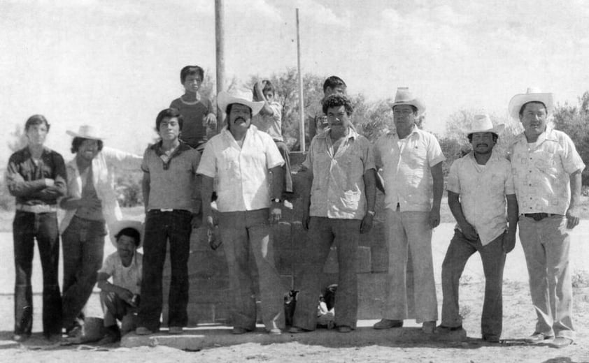 En el poblado de Reforma, Dgo., en un juego de beisbol en la década de los 80, entre
ellos: Sergio Martínez, Guadarrama, Epifanio, Zamarripa (hincado), De León, José Niño,
Leonardo Sifuentes, Francisco Garibaldi, Jesús de León y Jesús “Lachuta”.