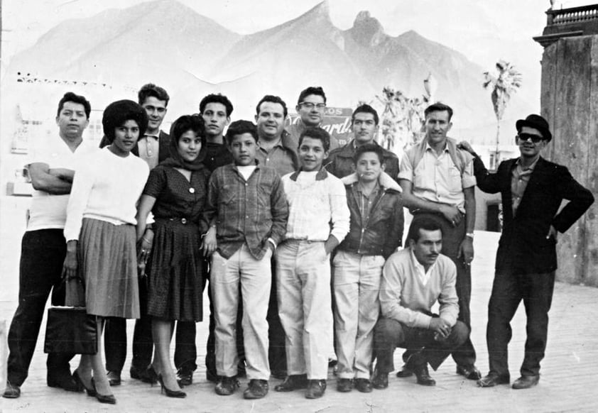 Porra Laguna de 2da. división en el juego Jabatos N.L. - Laguna Torreón en Monterrey,
N.L., entre ellos: Olivia Gómez E., José Luis, Hugo, Sergio y Manuel; corresponsal,
Sr. Hernández, captados el 18 de marzo de 1962.