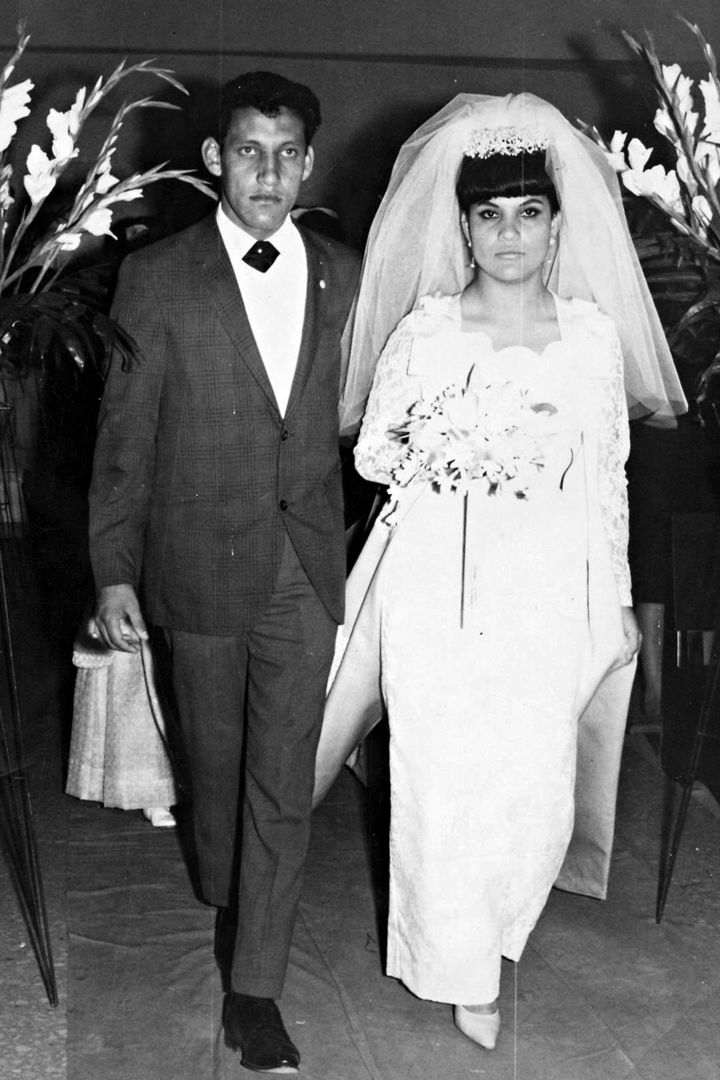 José Luis Gómez Esparza entregando a su hermana Olivia Gómez Esparza el cinco de
mayo de 1966.