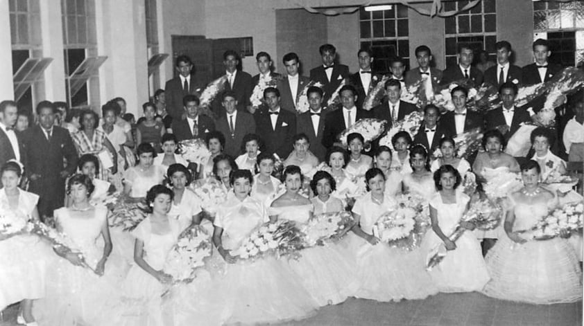 Leonel Rodríguez R. en la ceremonia de graduación de la Academia Comercial Minerva de Nueva Rosita, Coahuila, el 7 de julio de 1957.