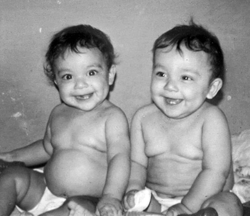 César de la Torre Ontiveros (izquierda) y Andrésde la Torre Ontiveros (derecha), fotografía de 1977.