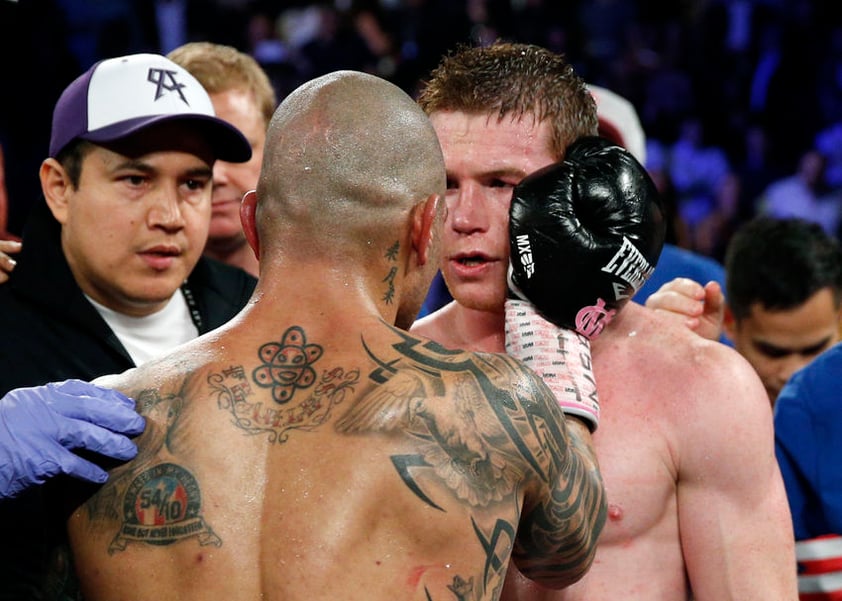 A pesar de la dura pelea, los boxeadores se abrazaron deportivamente al final del último round.