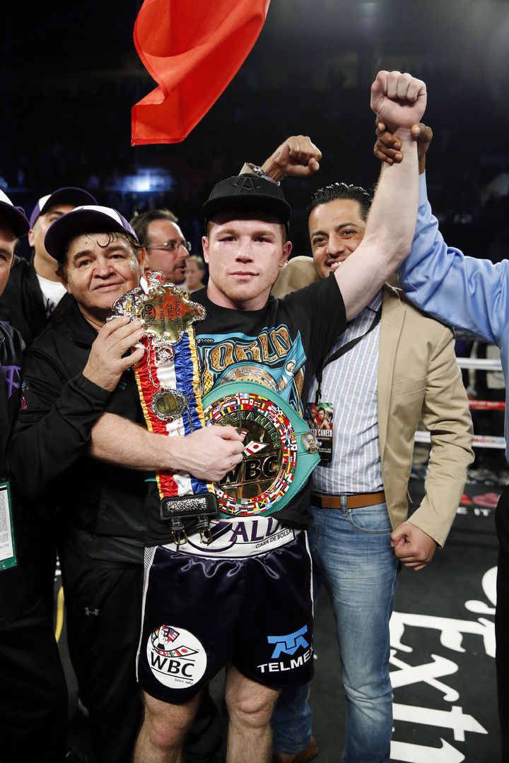 'Canelo' se convierte en el nuevo campeón de peso mediano del Consejo Mundial de Boxeo.