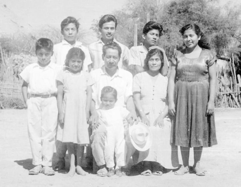 Roberto Morales Miralles y Leonides Gil Martínez con sus hijos: Arturo, Vicenta, Alberto, Rufino, Antonio, Bertha y Noel, en Totoltepec de Guerrero, Puebla, en 1960.