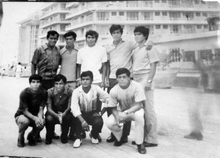 Integrantes del equipo Laguna temporada 71-72’ antes del partido contra Veracruz: De pie, Pedro Salinas, Octavio Díaz, Francisco “Oso” Ramírez, Carlos “Banana” Ortiz y Edmundo “Carus” Estrada. Abajo, Rubén “Charro” Avitia, Andrés Montañez, Lorenzo Reyes (f) y Jesús López.