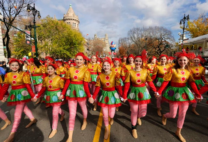 Coloridos atuendos de los participantes llenaron de alegría las calles.