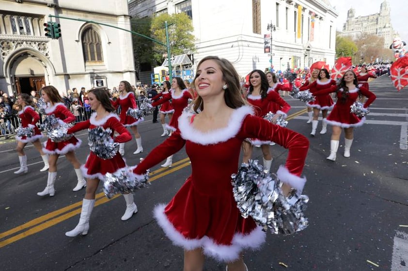 Pese a la tensión y durante las tres horas que duró el desfile, los asistentes pudieron divertirse con un espectáculo compuesto por ocho mil participantes, entre payasos, controladores de globos, bandas de música y porristas.