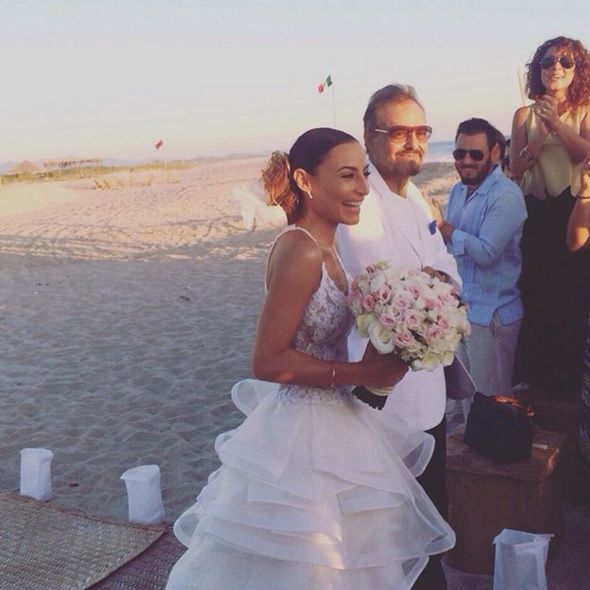 Acompañada de su padre, llegó al altar frente al mar.