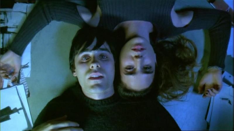 Leto protagoniza también Requiem for a dream donde interpreta a Harry Goldfarb, un adicto a la heroína y su vida gira en torno a la adicción que ha acabado por aislarlo del mundo.