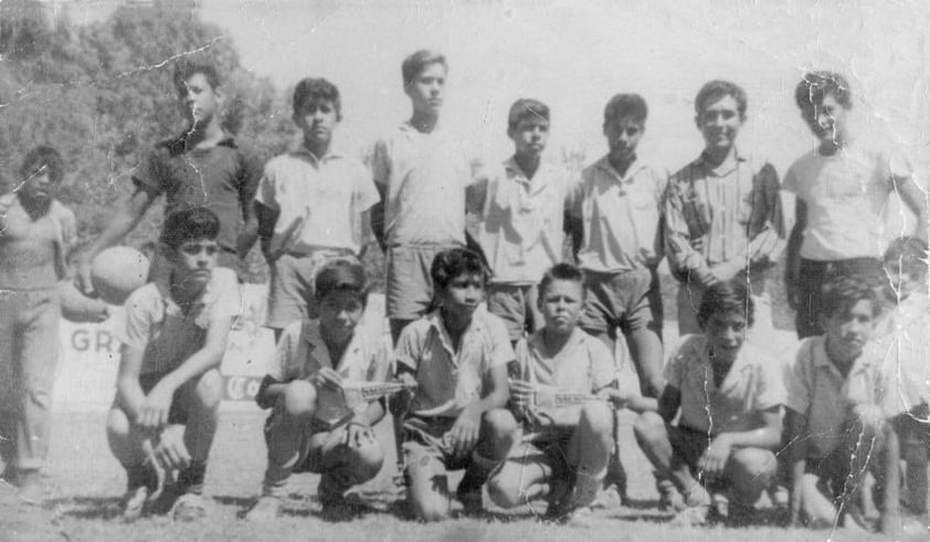 Equipo de futbol nacional en 1961. De izq. a derecha: Portero, Manuel Hernández,
Antonio Candelas, Armando de la Rosa, “Chita” Pérez, Profr. Sergio Barrón y el
“Güero” Soto. Hincados: Gerardo Román, Emilio Meraz, Leopoldo de la Vara, “Nikita”
Blanco, Joaquín Villarreal y Fausto Ballesteros.