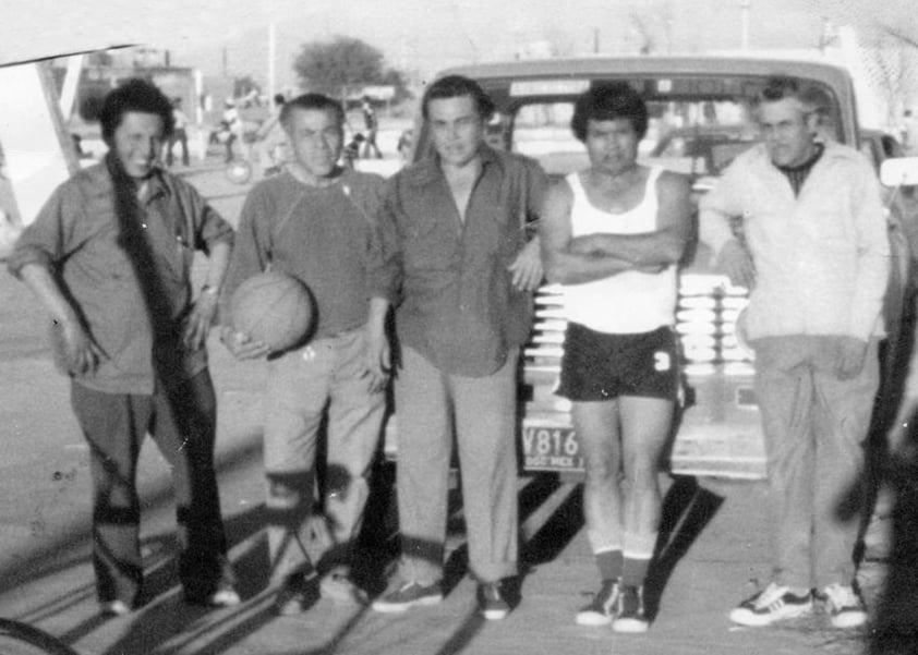 Óscar René Adame, Luis Leos Ortiz, Román Leos Ortiz, José Luis Hernández
Díaz y José Leos Ortiz, en la Unidad Deportiva de San Pedro en 1976.