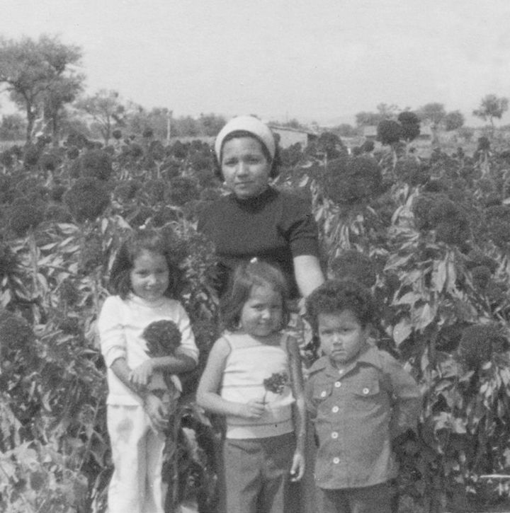 Lupita García Salas con sus hijos: Beatriz, Ericka y Ricardo Magaña García, en Río Grande del municipio La Piedad, Michoacán, en octubre de 1979.