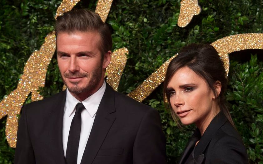 David y Victoria Beckham tienen 16 años de matrimonio y una familia encantadora. Él destacó como un futbolista profesional muy famoso por todo el mundo; su fortuna asciende a 5.2 millones de dólares. Su esposa fue una famosa cantante de la exitosa agrupación Spice Girls y desde 2007 incursionó en el mundo de la moda como diseñadora.