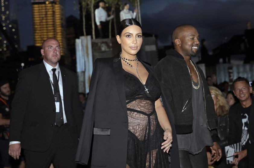 Kim Kardashian y Kanye West se casaron en 2014 y con su matrimonio su fama y fortuna subió como espuma. Kim es “socialité” y ahora empresaria, la fortuna que heredó de su padre, el multimillonario Robert Kardashian, y que acrecentó ella misma asciende a 52.5 millones de dólares. Kanye inició su carrera como productor en los años 90 y lanzó su primer disco como rapero en 2004.