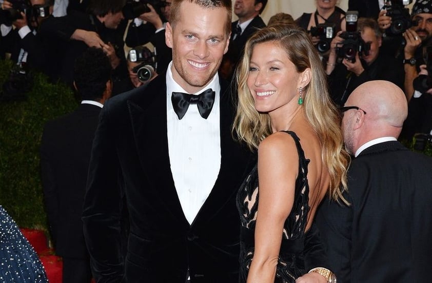 Gisele Bündchen es la modelo mejor pagada de los últimos tiempos y se casó con el jugador de futbol americano Tom Brady. La fortuna de la brasileña asciende a 44 millones de dólares, mientras que la del coreback es de 31.3 millones de dólares aproximadamente.