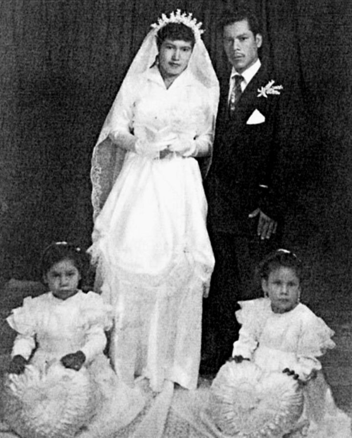 Hipólito Herrera Briano y Basilia Martínez de Herrera, el día de su boda celebrada el 7 de enero de 1956, acompañados de sus pajecitos: Ricarda Herrera Chávez y Gerónima Salazar Zavala.