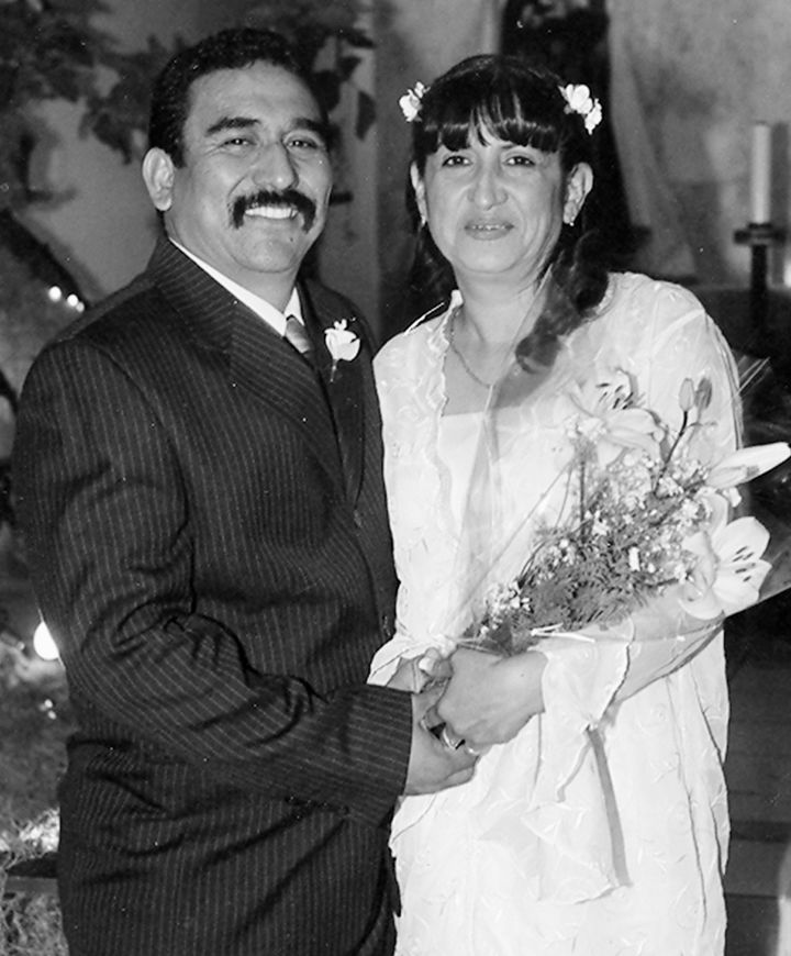 Manuel Delgado Bautista y Leticia Ortiz Ríos celebrando sus bodas de plata hace varios años.