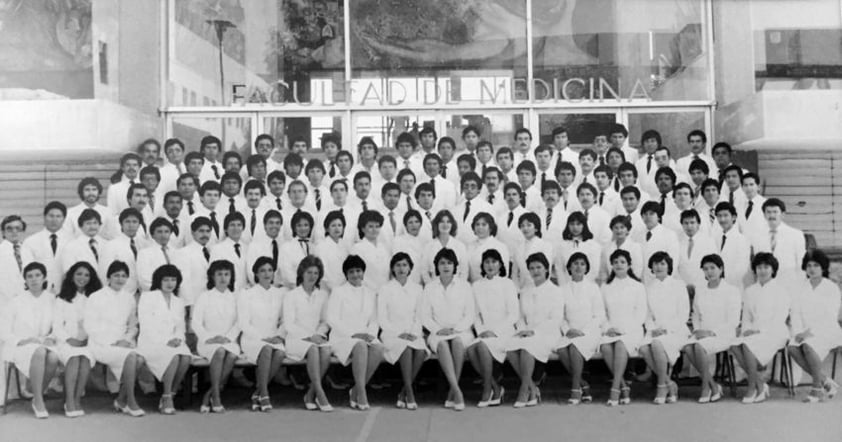 Primer foto tomada en 1983, graduación de XXII generación de FMUAC. Segunda foto tomada el 19 de diciembre de 2015.