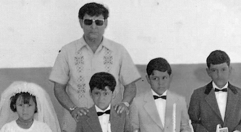 Hace 40 años, hicieron su primera comunión los 4 hermanos. Los acompaña su padre, Luis Gómez García (f).