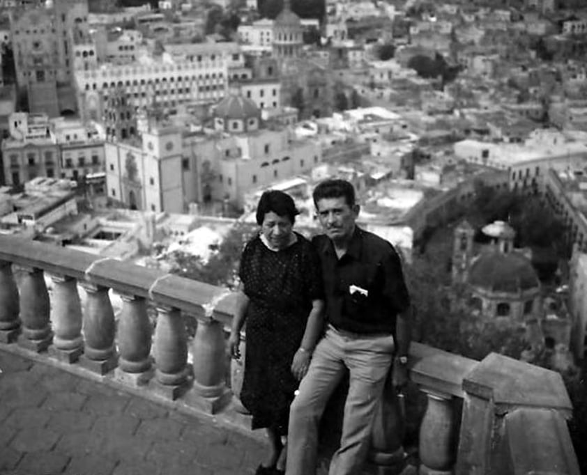 Juanita González y Rodolfo Arreola en la estatua del Pípila en Guanajuato en 1991.