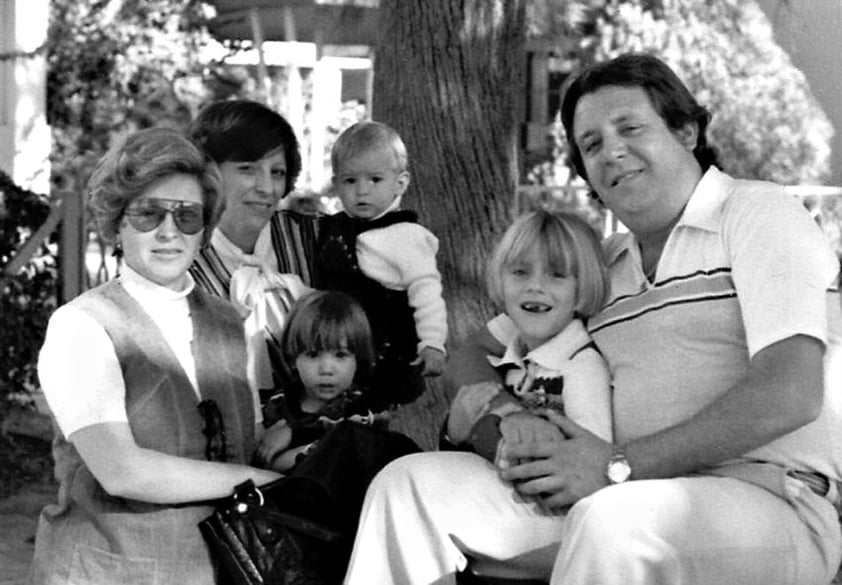 Laura Martínez de Aguirre, Astrid Martínez de Martínez e Ignacio Martínez Guerra
con los niños: Astrid Eugenia y Alina Martínez Martínez y Lorena Sada Martínez.
Foto tomada en 1977.