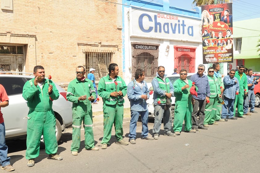 Trabajadores repartían flores en las calles del centro.