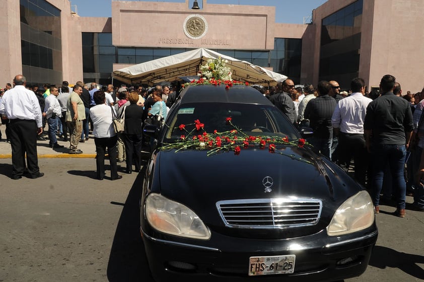 En la explanada de la presidencia se le rindió un homenaje al empresario.