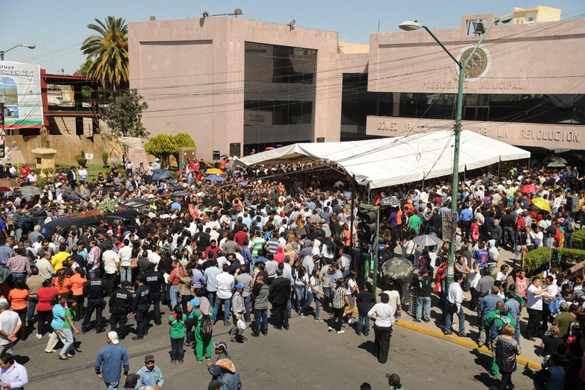 Cientos de personas se concentraron en la presidencia para despedirlo.