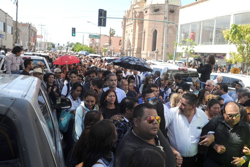 El contingente dirigiéndose rumbo a la presidencia.