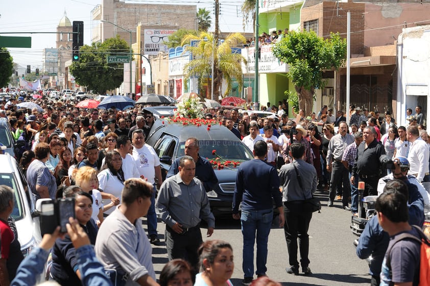 Cientos de personas acudieron a las calles a despedir a Carlos Herrera.