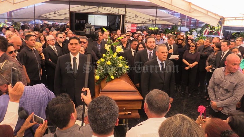 El dirigente nacional del Partido Revolucionario Institucional (PRI), Manlio Fabio Beltrones, encabezó la guardia de honor al lado del gobernador Jorge Herrera Caldera.