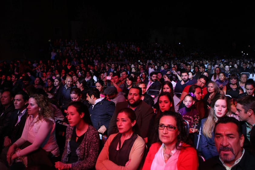 La Plaza IV Centenario reunió a personas de diferentes edades, especialmente parejas jóvenes que esperaron ansiosas escuchar los éxitos que Sin Bandera ha ingresado en las principales listas de popularidad desde que irrumpió en la música pop en el año 2000.