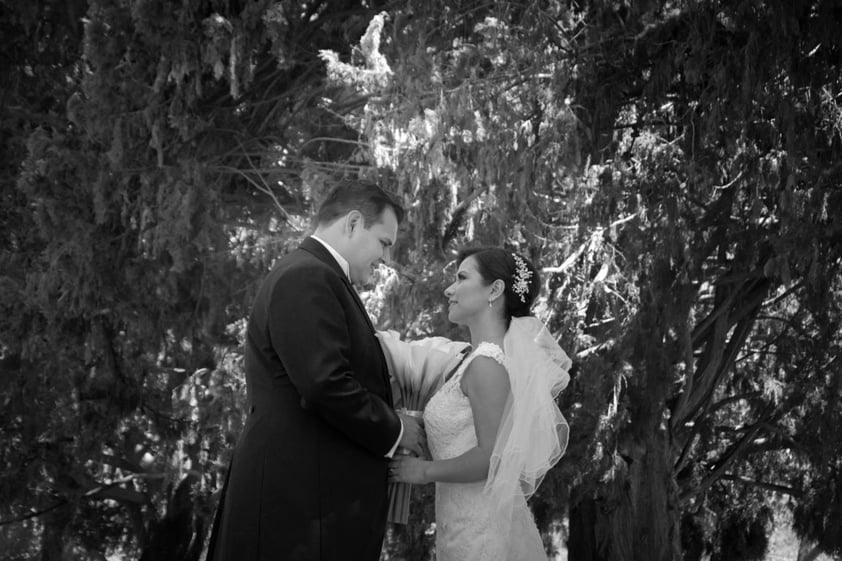 03042016 Ricardo y Lorena Gabriela captados en una fotografía de estudio el día de su boda.