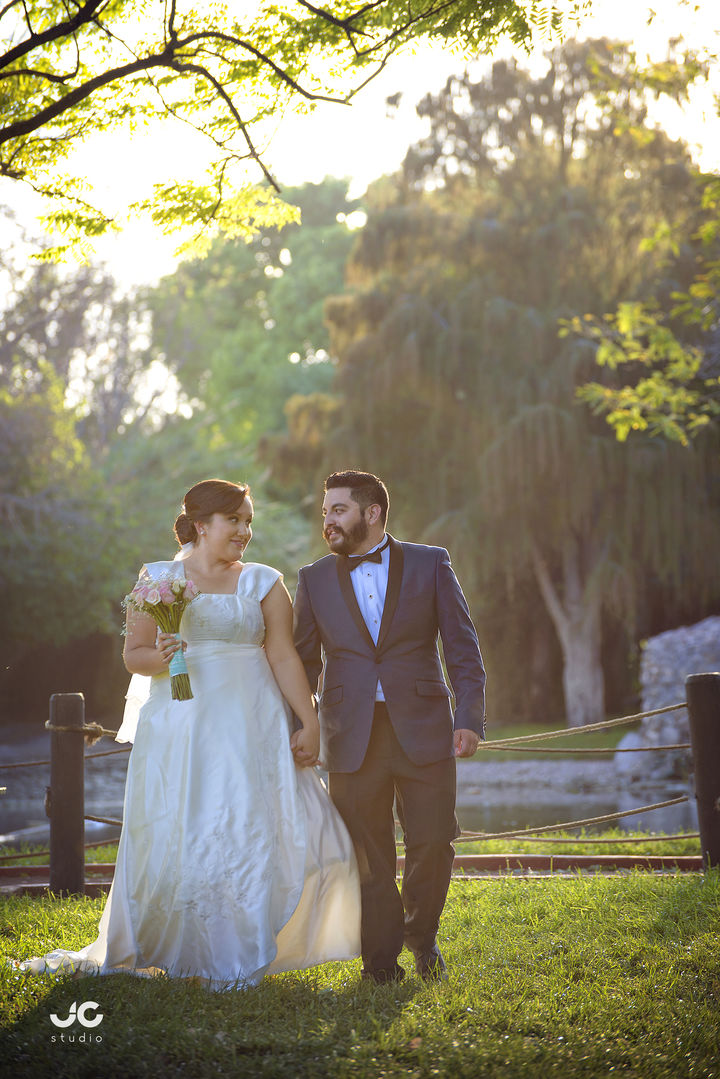 03042016 En la Parroquia de los Ángeles, contrajeron matrimonio Srita. Kathia Araceli Leal Robles y Sr. Cristian Rivas Martínez en punto de las 19:00 hrs. Ellos son hijos de los señores: Perfecto Leal Martínez y Jacqueline Robles Aranda; Alfredo Rivas Hernández y María de Lourdes Martínez Limones. - Fotografía JC Studio